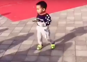 3-летний малыш затмил профессиональных танцоров