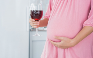 Даже половина бокала сухого вина может серьезно навредить здоровью ребенка