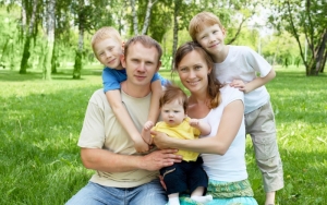 Правительство обсудит денежное поощрение семей с тремя детьми
