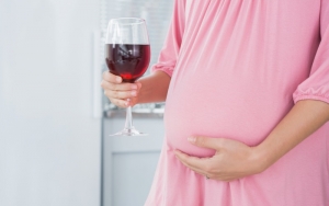 Каждая десятая женщина выпивает во время беременности