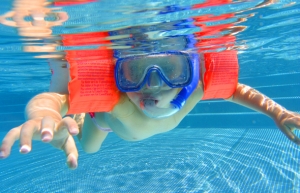 Почти 800 детей из сложных семей смогут обучиться плаванию за год