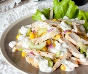 Легкий летний салат с курицей и кукурузой