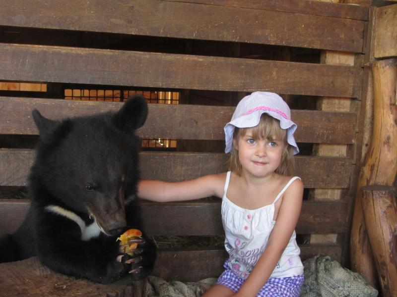 Дашуля (5 лет) в Бердянском зоопарке с гималайским  мишкой.
