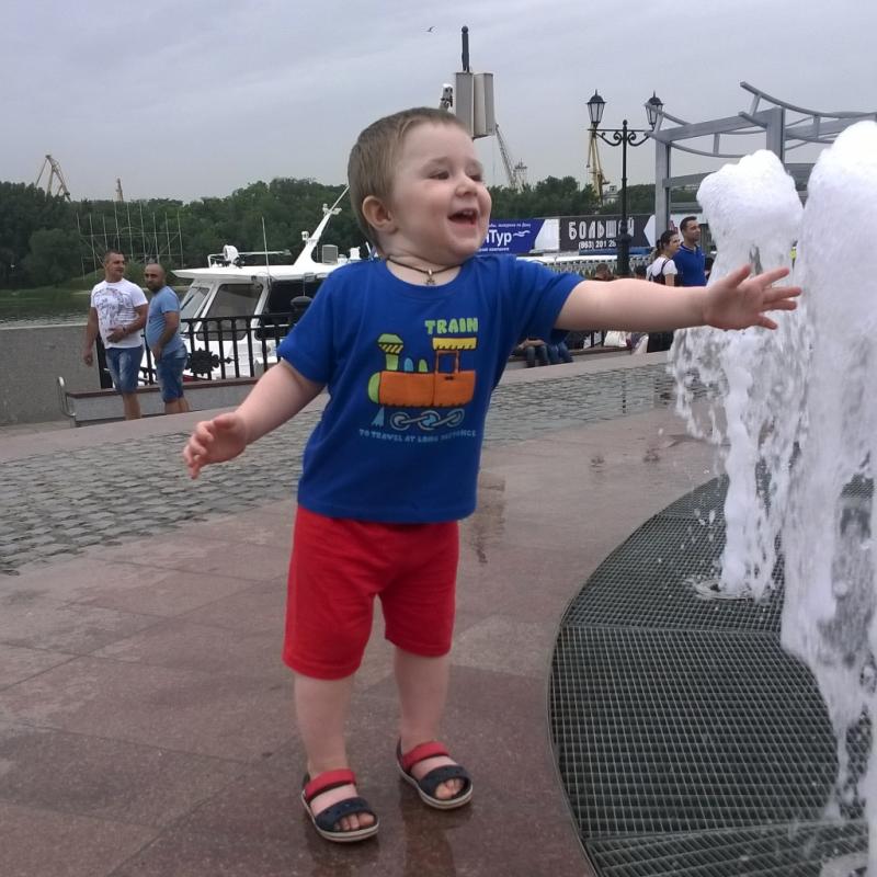 Первый раз в жизни увидел фонтан! Матвей, 1 год 8 месяцев.