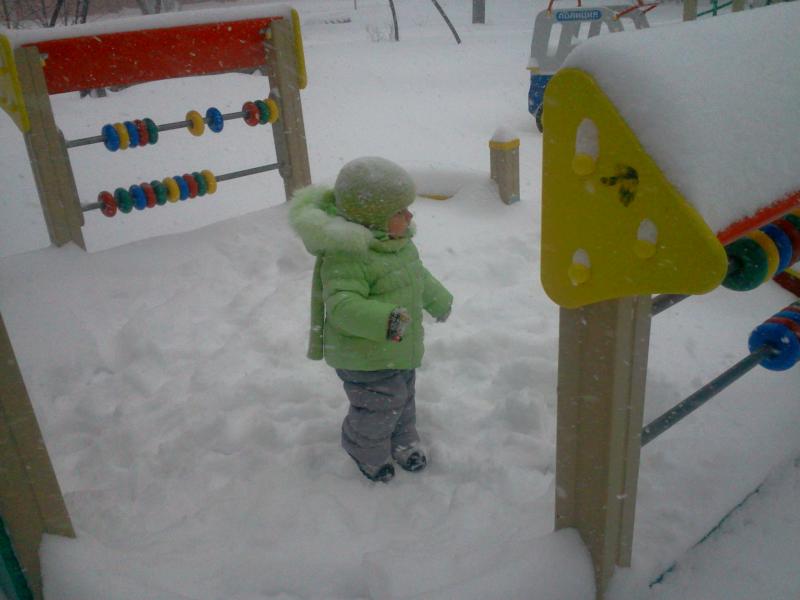 дочка Вероника впервые увидела столько снега, восторга было очень много