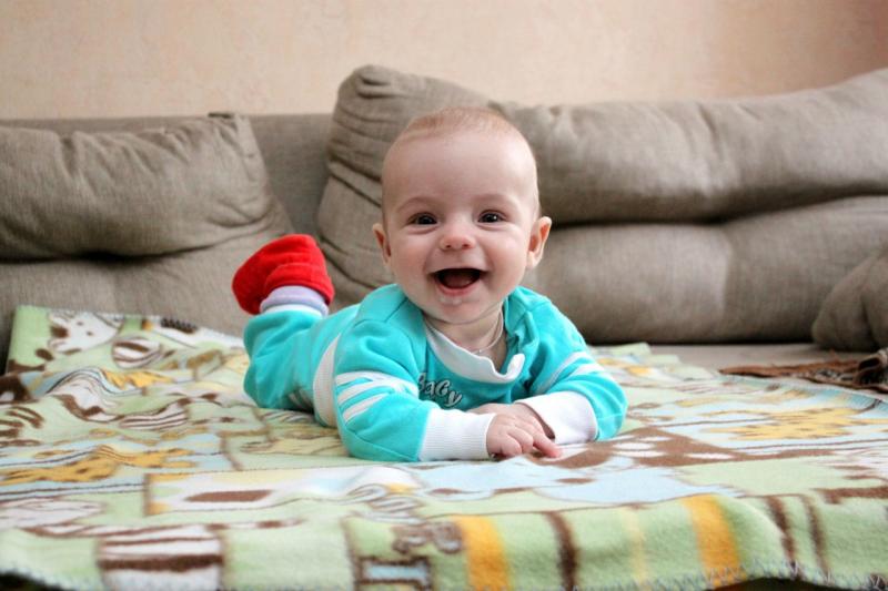 На фото Ярослав Нахалов, 4 месяца
. Самое ценное, что в жизни даётся -
Это смотреть, как ребёнок смеётся!